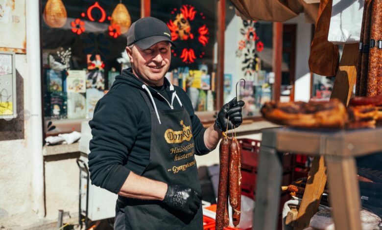o-ferma-din-harghita-isi-deschide-portile-turistilor:-cum-se-prepara-carnatii,-slanina-si-sunca-dupa-metode-traditionale