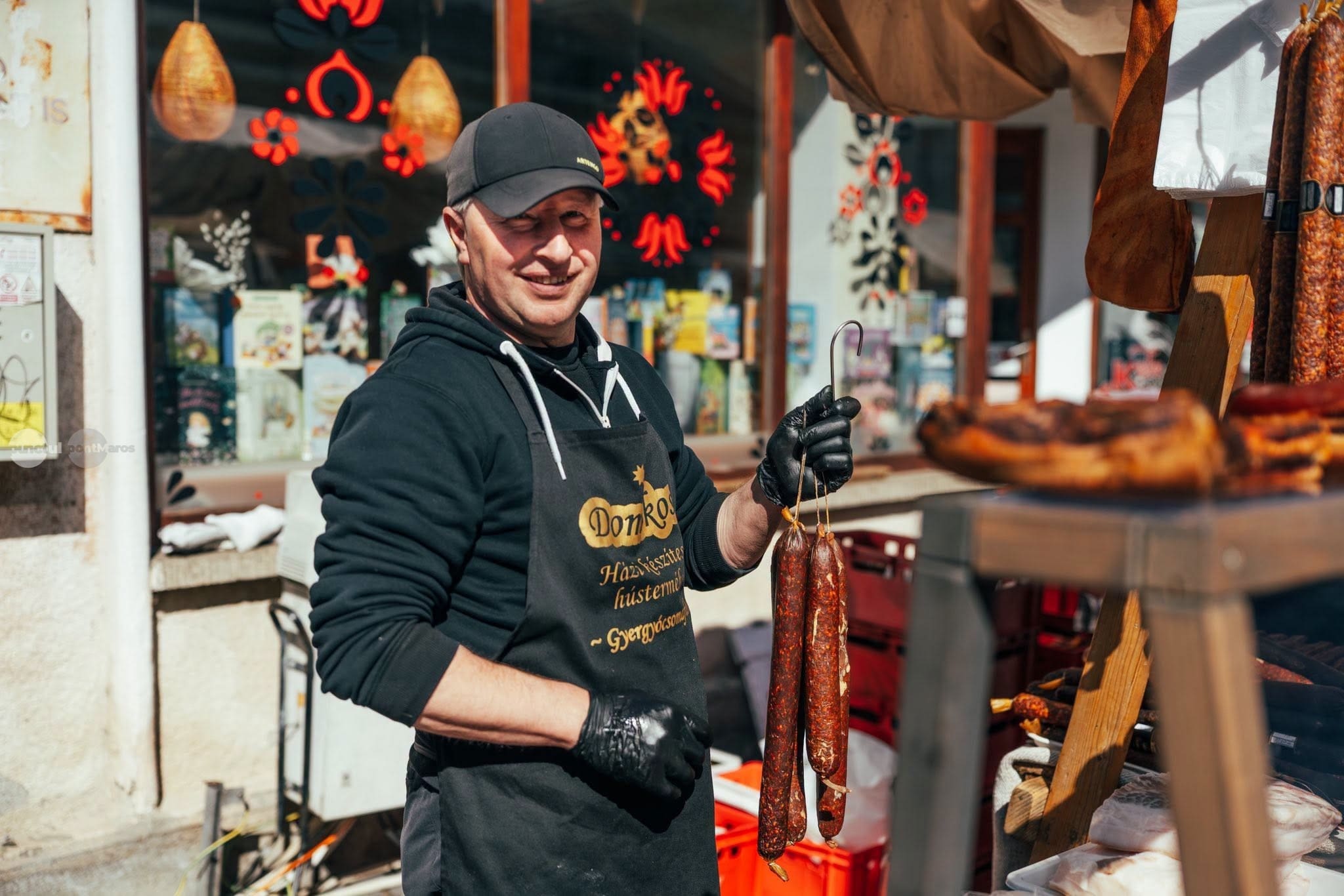 o-ferma-din-harghita-isi-deschide-portile-turistilor:-cum-se-prepara-carnatii,-slanina-si-sunca-dupa-metode-traditionale