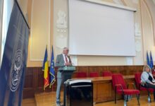 istoricul-dennis-deletant-in-dialog-cu-publicul-targumuresean-despre-istoria-comunismului-in-romania:-„am-vrut-sa-fiu-un-translator-cultural-pentru-publicul-anglofon”