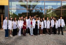 ceremonia-halatului-alb-la-umfst-targu-mures:-studentii-din-anul-i-ai-facultatii-de-farmacie-au-primit-simbolul-viitoarei-profesii