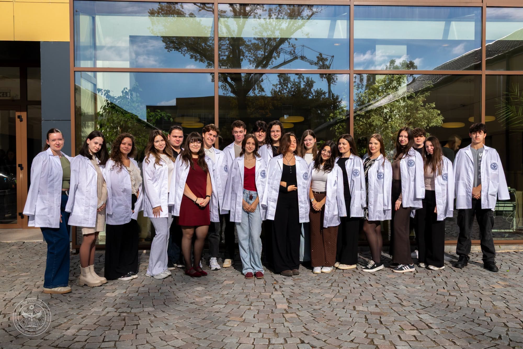 ceremonia-halatului-alb-la-umfst-targu-mures:-studentii-din-anul-i-ai-facultatii-de-farmacie-au-primit-simbolul-viitoarei-profesii
