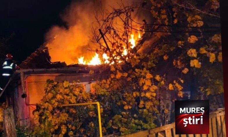 video-|-acoperisul-unei-case-din-chibed,-mistuit-de-flacari-in-miezul-noptii!
