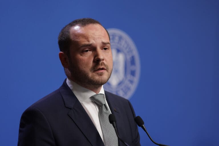 medicii-care-pleaca-de-la-stat-la-privat-in-timpul-programului-risca-sa-fie-concediati.-schimbari-si-la-plata-garzilor