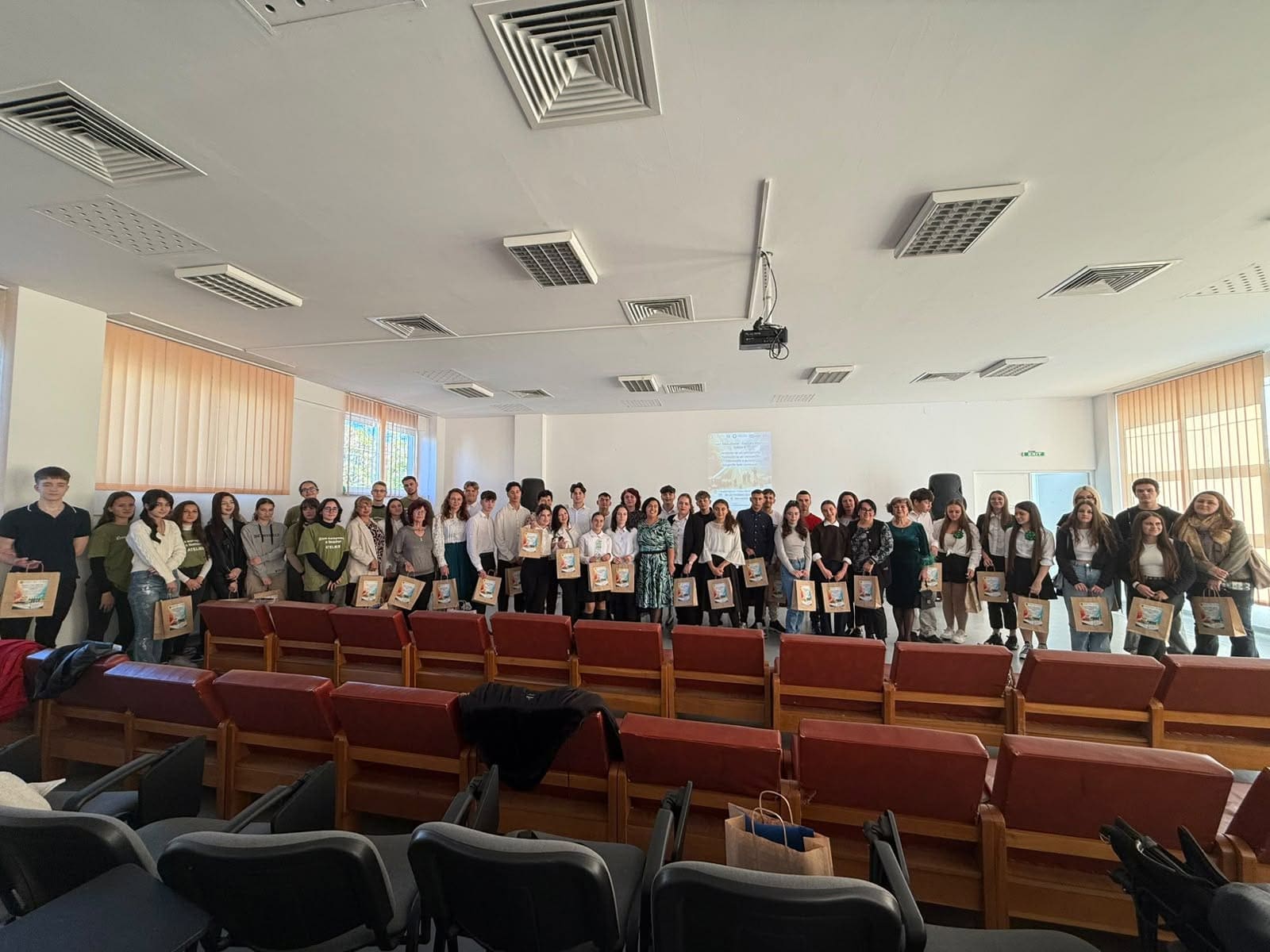 elevi-din-cinci-licee-muresene,-inclusiv-din-tarnaveni,-au-participat-la-un-concurs-de-educatie-financiara-si-antreprenoriat