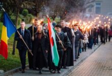 procesiune-cu-faclii-la-70-de-ani-de-la-revolutia-maghiara-din-1956.-restrictii-de-circulatie-vineri-seara-in-centrul-targu-muresului