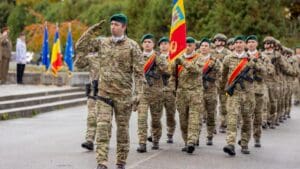 ziua-armatei-romaniei,-sarbatorita-la-targu-mures-cu-ceremonii-si-o-expozitie-de-tehnica-militara