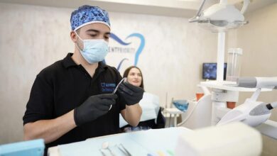 coroane-dentare-si-fatete-ceramice:-de-ce-conteaza-materialul,-modul-de-realizare-si-adaptarea-lucrarii?