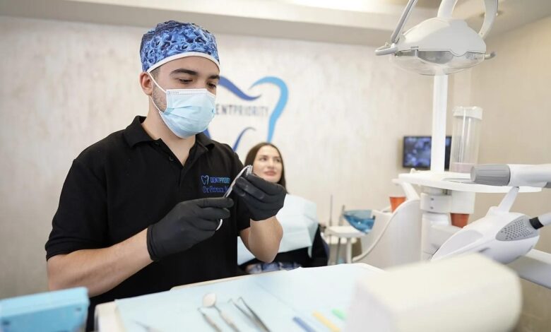 coroane-dentare-si-fatete-ceramice:-de-ce-conteaza-materialul,-modul-de-realizare-si-adaptarea-lucrarii?