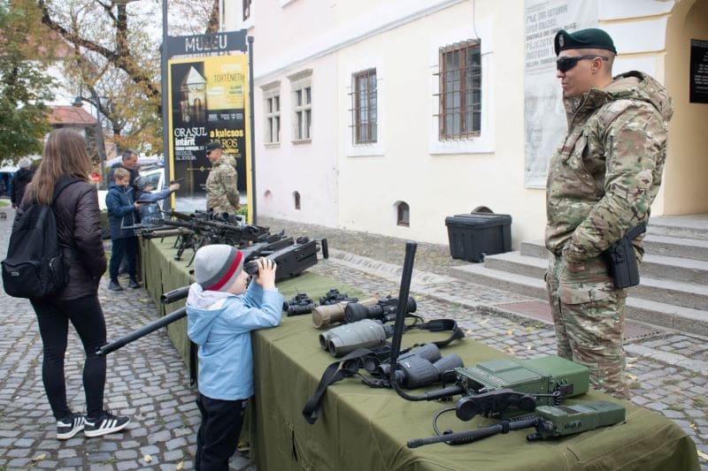 foto:-drone-militare,-armament-si-vehicule-tactice,-prezentate-publicului-in-cetatea-targu-mures