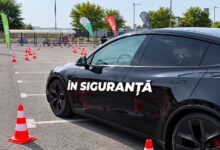 experiente-la-bordul-unei-tesla-de-curse-si-cursuri-gratuite-de-conducere-defensiva,-in-weekend,-la-shopping-city-targu-mures